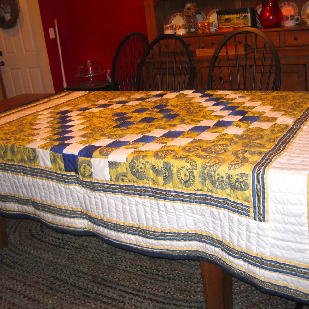 SALE  Vintage pattern Quilt Hand Quilted  Sun Moon Design 78 X 88” Full/Queen